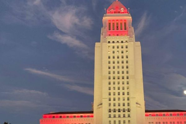 Pertama Kali, Lampu Merah Putih Hiasi Gedung Balai Kota